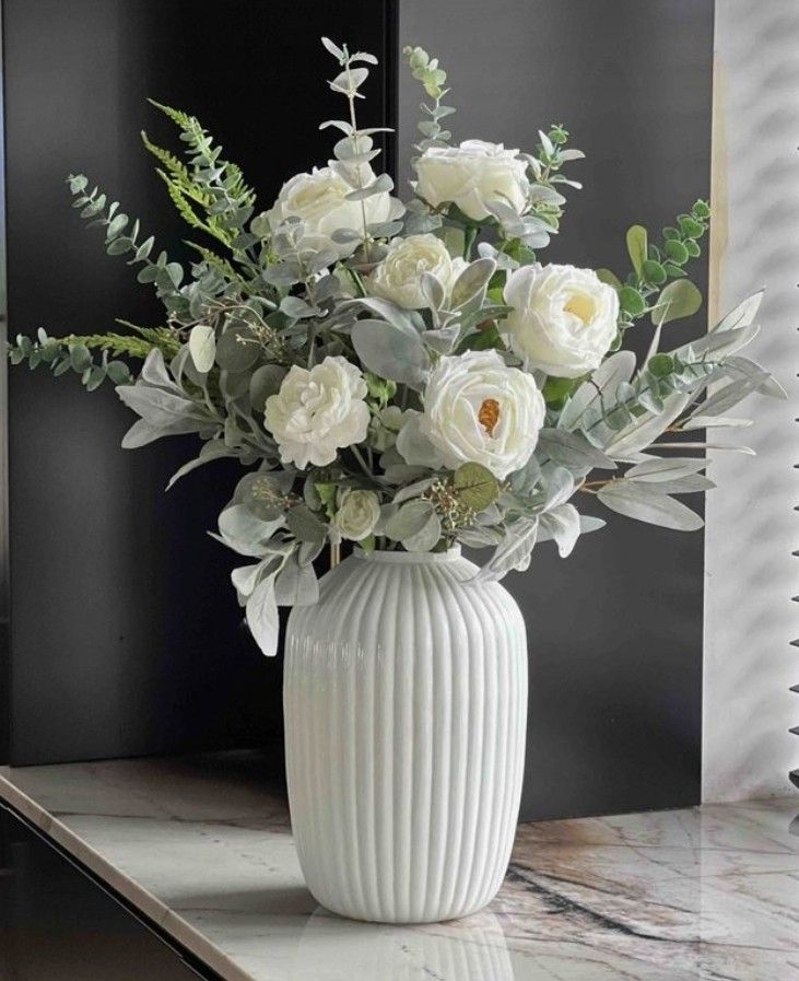 Elegant vases with bouquets flowers premium plastic made decoration pieces best for room, office and home decoration